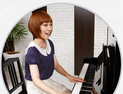 1人によって奏でられる演奏で大きな感動を与えることができる、ピアノ弾き語り。自分の好きな曲に、自分で演奏を付けて歌う気持ちよさはたまりません!そんな楽しみを味わいたい、その思いがあれば、ヴォーカルもピアノも未経験でも大丈夫。コツさえつかめば、すぐに好きな曲で演奏できるようになります!