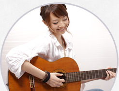 “ギター1本でうたう”シンプルなギターと歌声のハーモニー。誰もが一度は憧れるのではないでしょうか?自分の好きな曲をギターで弾けるようになるだけでなく、そこに自分の歌声も乗せる楽しさ、これを体感したらたまりません!ヴォーカルもギターも未経験でも大丈夫。楽しみながら練習できます。