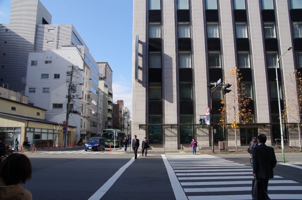 京都スクールに行くには四条駅の3番出口を出ます