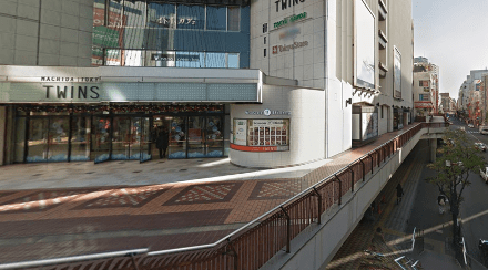 JR町田駅中央北口をおりTWINSビル右手階段を降ります。