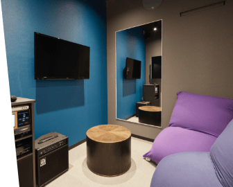 Vocal Roomヴォーカルルームヴォーカルルームでは最新のカラオケも完備。大好きな曲で楽しくヴォーカルトレーニングが受けられます。