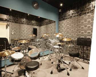 Drum RoomドラムルームドラムルームにはEYSプロデュースのアクリルドラムに加え、キッズドラムも完備。おしゃれママもお子様と一緒にレッスンができます。