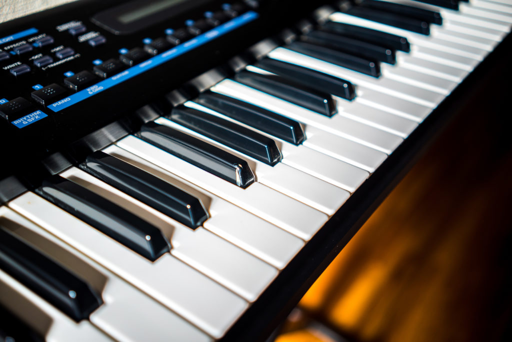 キーボードと電子ピアノの違いは何？どちらを選ぶ？通常のピアノとの違いは？ | Music Lesson Lab
