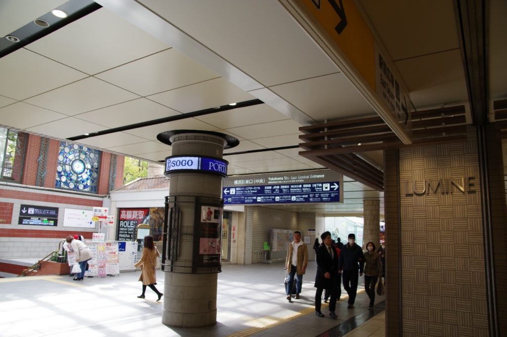 横浜駅東口の突き当りを右に