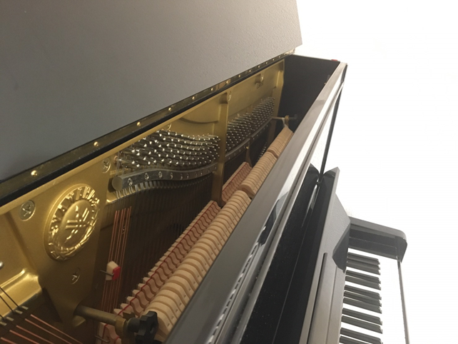 アップライトピアノの蓋を開けた写真