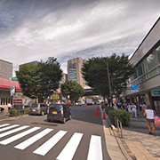 有楽町駅京橋口を出ましたら、目の前に交通会館というビルがありますので、交通会館の左手の道をまっすぐ進みます。