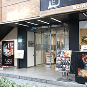 1階にカフェド銀座があるビル「ヒューリック西銀座ビル」の3FがEYS音楽教室となります。