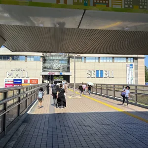 『東戸塚駅東口2F』と『西武東戸塚S.C.』直通のデッキを直進します。