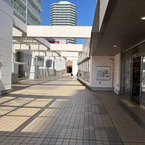 まっすぐ進むと左手にイオンスタイル東戸塚がみえます。