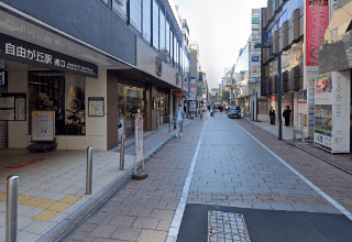 自由が丘駅 南口を出て左へ進みます。