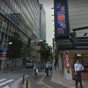京急川崎駅の西口を出たらパチンコPIAとファミリーマートの間の道を進みます。