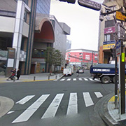 十字路に突き当たるまで進んだら右折します。