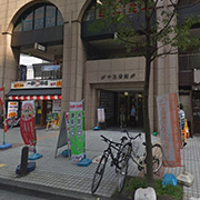 奥に進むと十五番館ビルの入り口があります。入り口奥のエレベーターより5階へおあがりください。