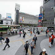 JR錦糸町駅南口を出たら、ロータリーの右側をマルイ方面に進みます。