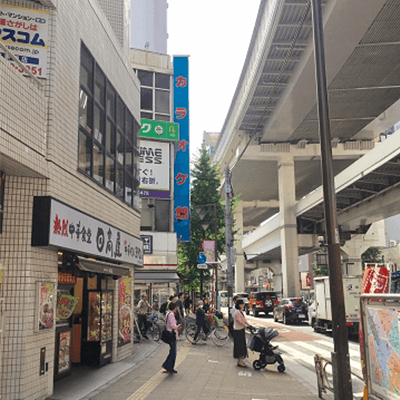 地上に出るとすぐ目の前にカラオケ館の看板があります。