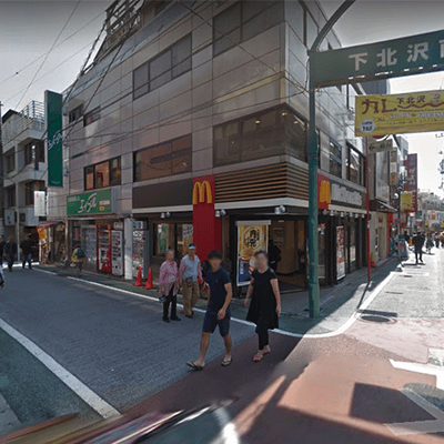 下北沢駅南口を出たら右手に進み、「下北沢駅南口商店街」ではなく、その左側の道を直進します。