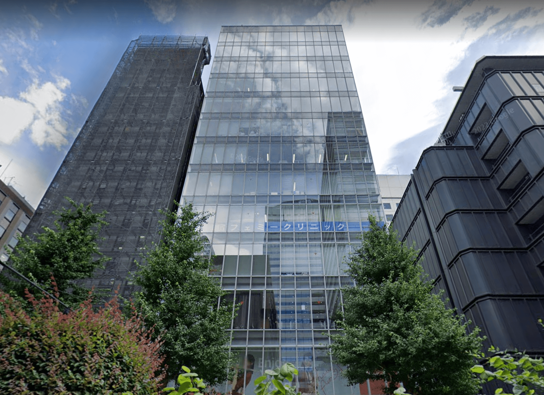 メガネスーパーのとなりのビル「VORT西新宿Ⅲ」(旧名称 グラフィオ西新宿ビル)の2F、3FがEYS音楽教室となります。