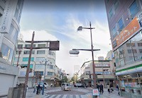 そのまま100メートルほど直進していただくと、呉服町通りと江川町通りのスクランブル交差点があります。<br>交差点左手にCROSS NINEビルがあります（1Fは宝石店）。