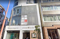 交差点を左に曲がって江川町通り側に入り口がございます。<br>エレベーターで7Fまでお上がりください。