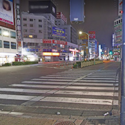 早稲田口を出ましたら、ロータリーの横断歩道を直進します。