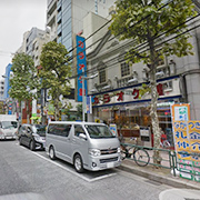 右手にカラオケ館が見えます。