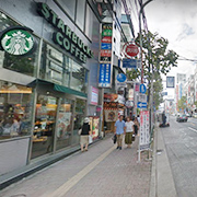 地下通路7番出口を出たら左に進みます。