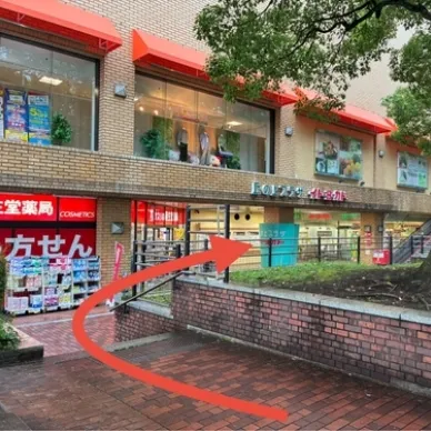 3Fにスタジオがあります。エレベーター/エスカレーターでお上がりください。