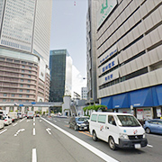 阪神百貨店を右手に直進します。大きく右へカーブしていますが、歩道を道なりに進みます。