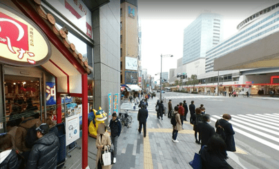 有楽町線「銀座一丁目駅」3番出口から沖縄土産店わしたショップを左手に直進します。