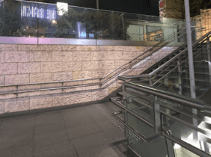 栄駅８番出口を出てください。「サンシャイン」という商業ビルにつながっております。サンシャインに入ったら、直進せず、左手の地上に出る階段を登ります。