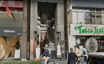しばらく直進し、いきなりステーキを過ぎ、トゥッタ・イタリアの手前が青山シティビルです。こちらの裏手に回ります。